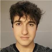 Jeune étudiant proposant des cours d'anglais ludiques afin d'aider les élèves